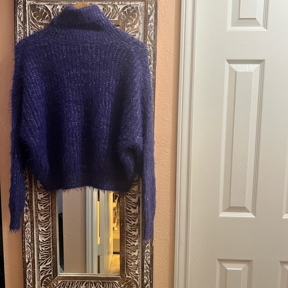 Cache Fuzzy Large Purple Sweater. - Picture 2 of 2